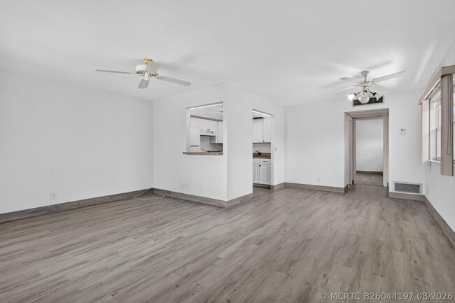 Building Photo - 654 Saxony N