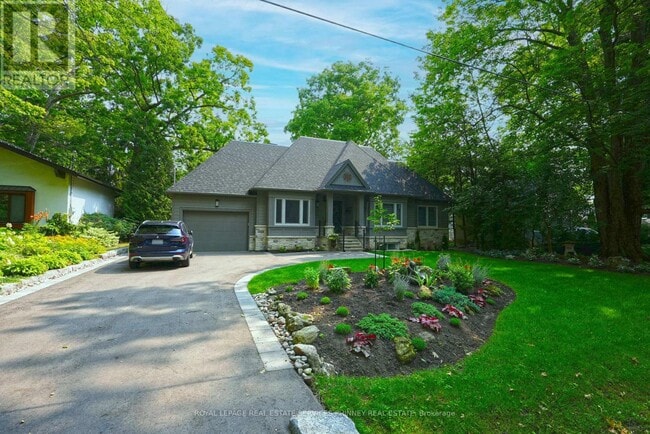 Photo - 1413 Queen Victoria Ave