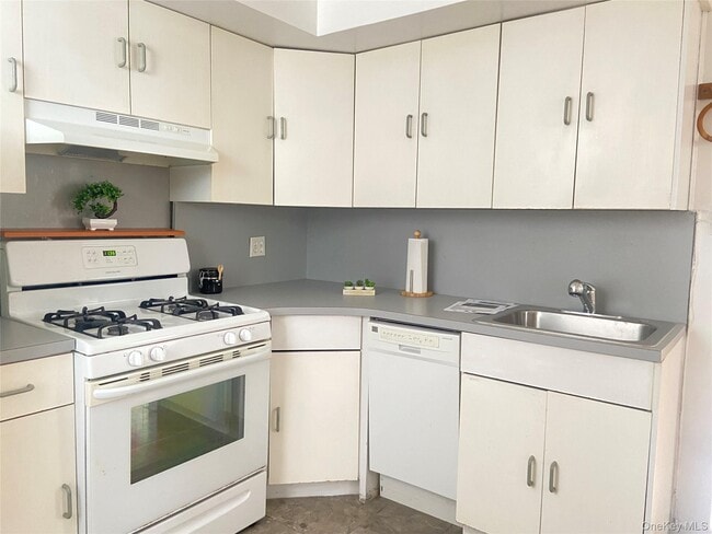 Photo - 84-49-84168 168th St