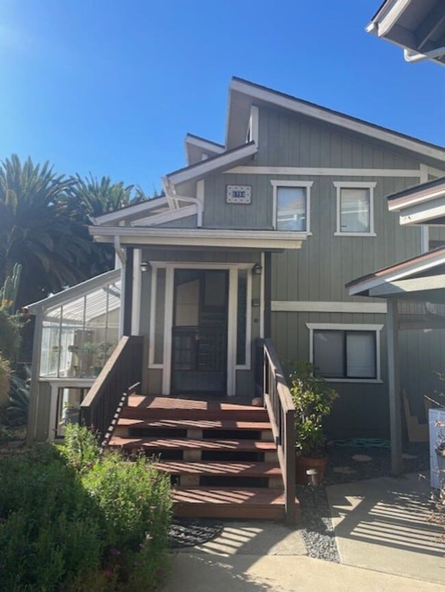 Building Photo - Charming 1 Bedroom/1 Bath Apartment