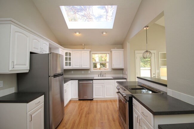 Building Photo - 11731 SW 41st Ave Unit Upper-Main