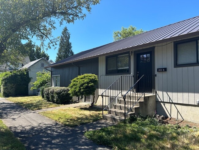 Building Photo - 2031 SE Ivon St