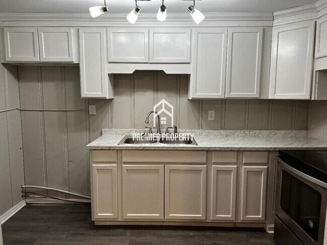 Photo - 1411 Highland Ave SE #B - HALF OFF FIRST M...