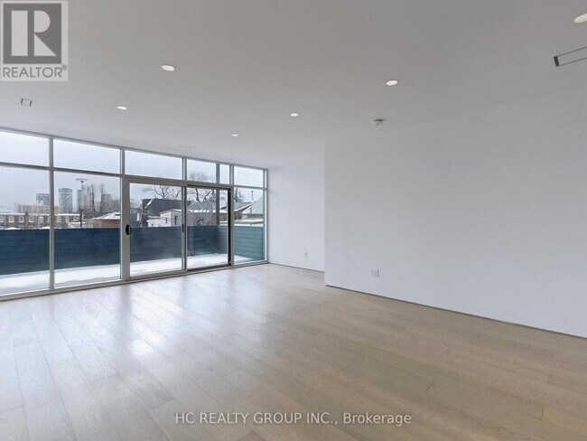 Photo - 899 Dundas St W