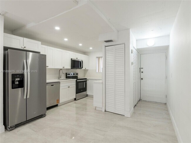 Building Photo - 3195 Foxcroft Rd Unit F211