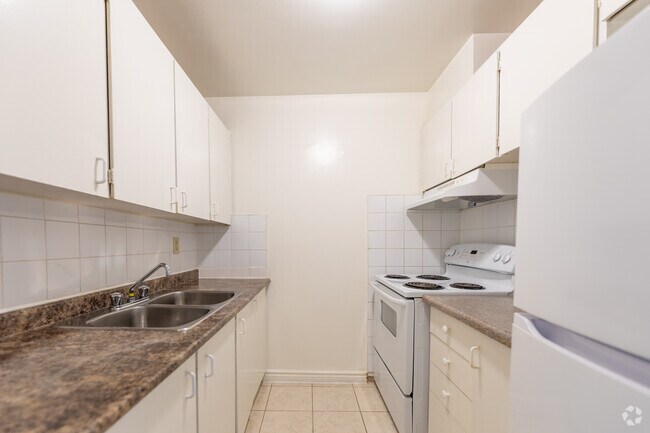 BACHELOR - 350SF - Kitchen - 2440 Hurontario St