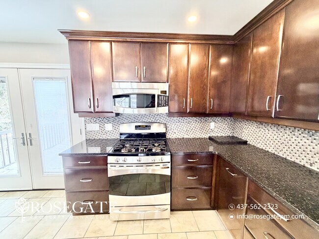 Photo - All-Inclusive 3-Bedroom Unit with 2 Parking & Balcony in Kitchener Unité 1