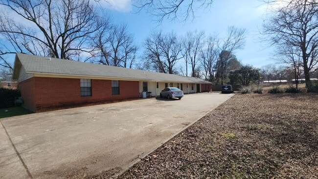 Photo - 600 E 8th St Apartment Unit 3