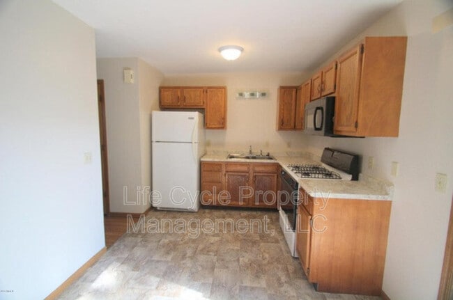 Photo - 922 Emerald Ave NE