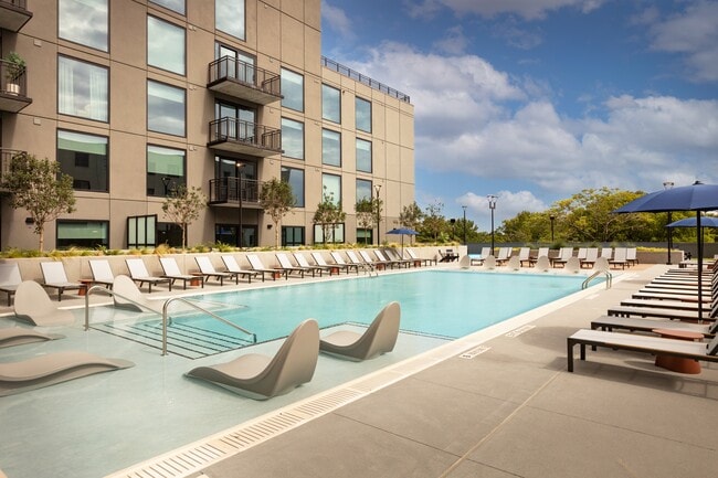 Piscina con plataforma para tomar el sol