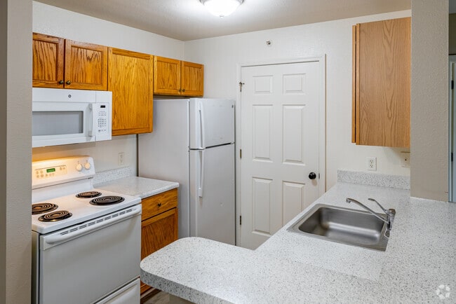 2BR, 2BA - 1,115SF - Lancaster - Kitchen - Stratford Place at Brownstown