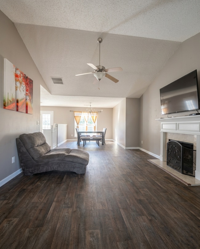 Photo - 1885 Roxey Ln