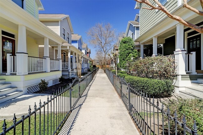 Photo - 1047 W 16th St