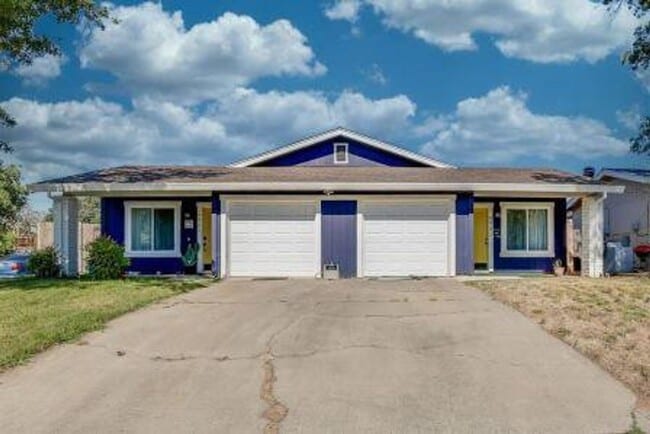 Building Photo - Tra4901-4903 Unit Tra4901