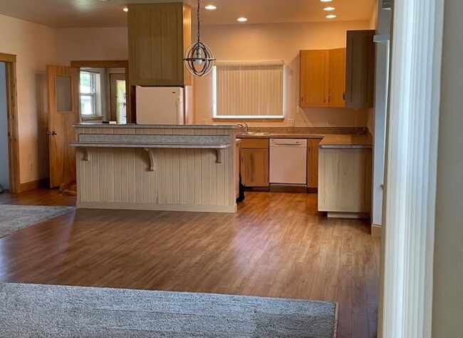 Photo - Bauer Rentals - 245 N. DAVIS ST