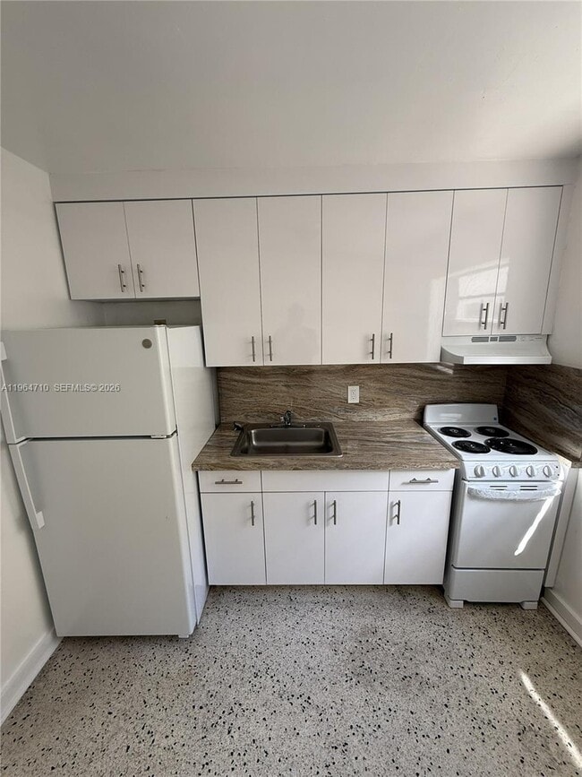 Building Photo - 926 NW 5th St Unit 2