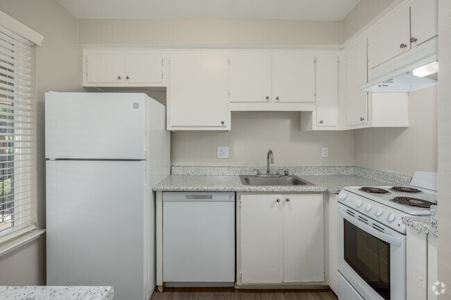 1BR, 1BA - 651SF - Kitchen