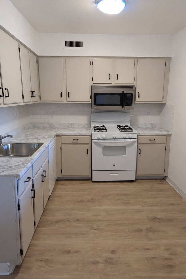 Photo - 47301 Delaire Landing Rd Unit 301