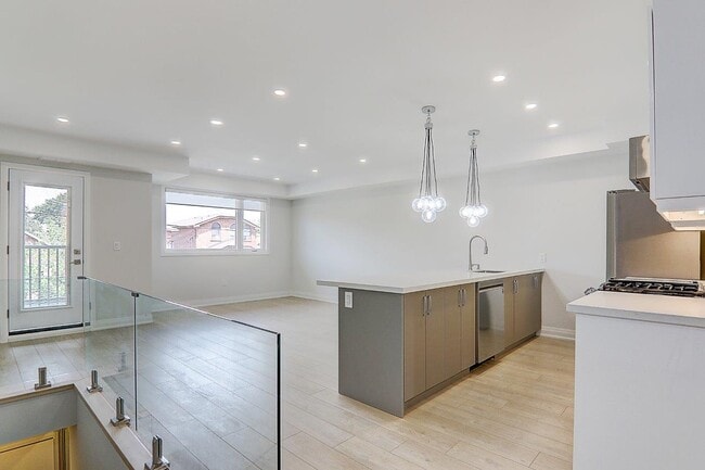 Photo - 115 Livingstone Ave Unit Upper