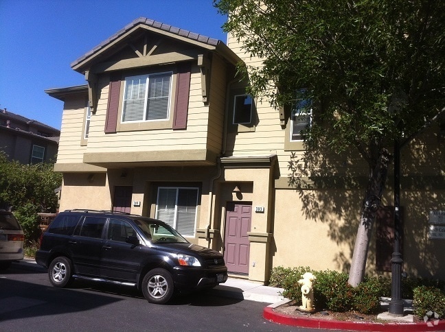 Building Photo - End unit ownhouse with garage walking dist...