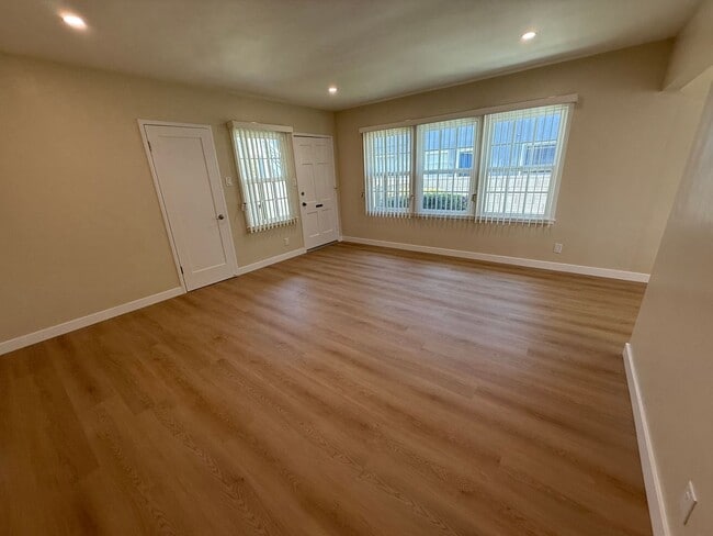 Photo - 1006-1008 W. Glenoak Unit 1006