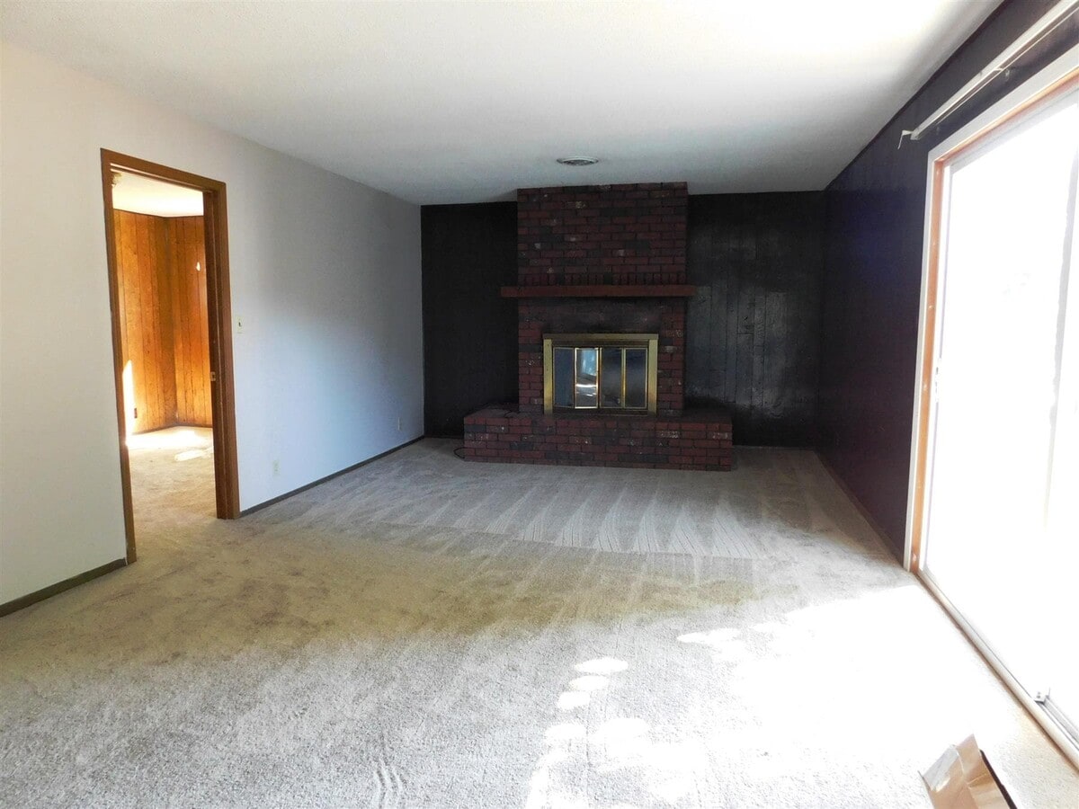Main Living Room 5 Bdrm - 1005 E Park St