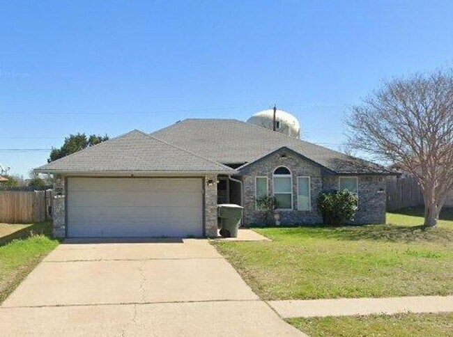 Building Photo - NEW IN MANAGEMENT - AVAILABLE NOW! Rental