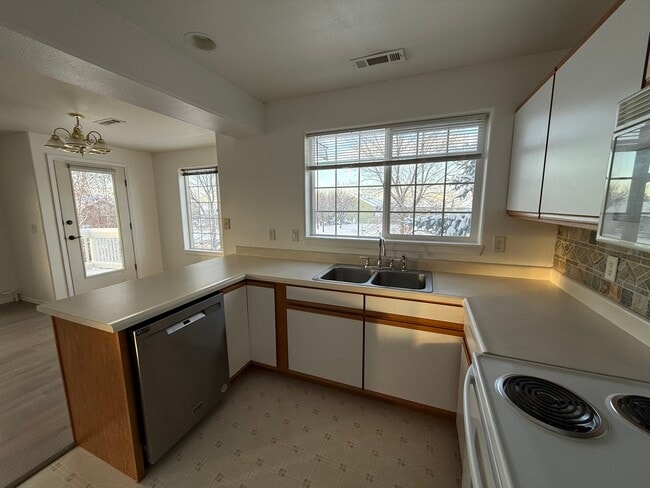 Photo - 2940 W Villard St Unidad H