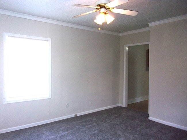 Photo - 526 Leslie St