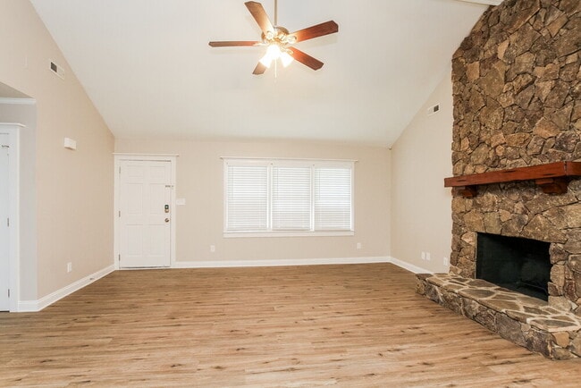 Photo - 105 Interlaken Pl