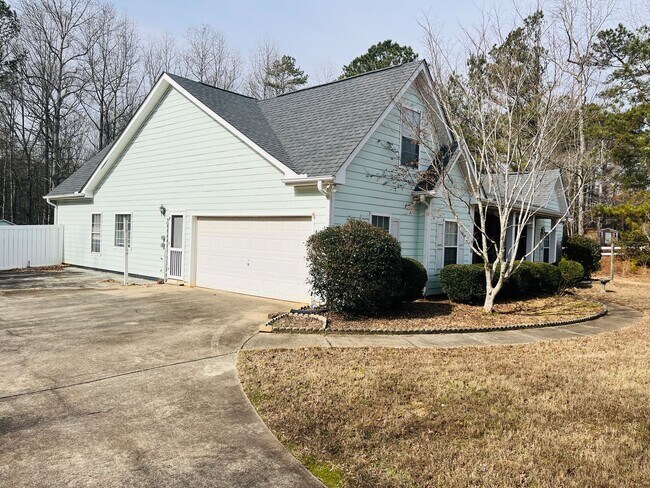 Photo - Beautiful 4 bedroom home sitting on 3 acres in Senoia! Must see!