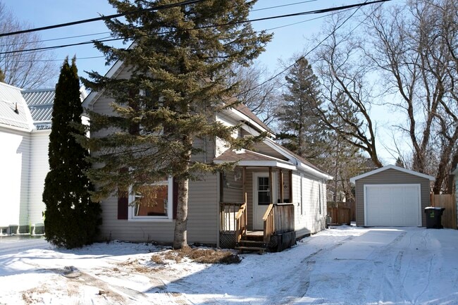 Building Photo - Spacious 3 Bed / 1 Bath Home in Sault Ste. Marie – $2,099/month + Utilities Unit 1