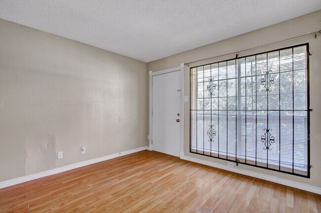 Photo - Stylish Two-Story Unit in Macarthur Townhomes with Modern Amenities
