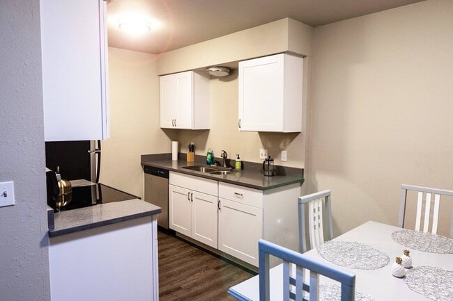 Cherry Hill Apartments Kitchen and Dining Area