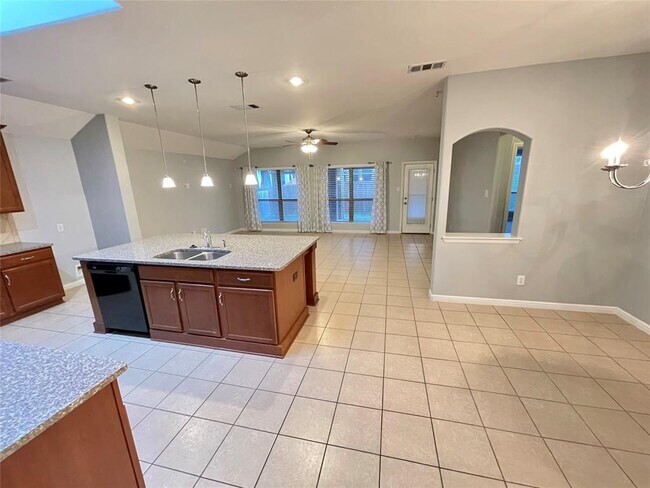 Photo - 633 Goldstone Ln