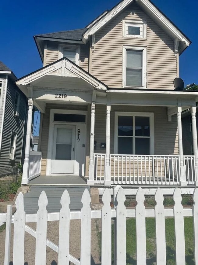 Building Photo - 2219 5th Ave S Unit 2