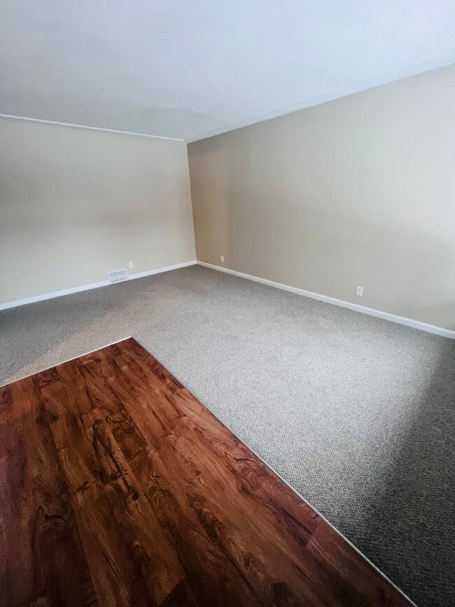 Photo - 607 38th Ave NE