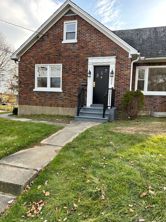 Classic 4br Cape Cod w/2 car detached Garage - Classic 4br Cape Cod w/2 car detached Garage