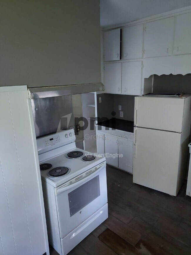 Photo - 250 N College St