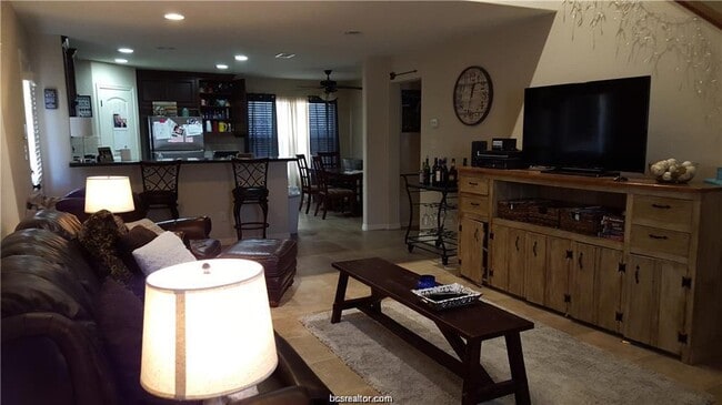 500 MacArthur St Unit Room 1