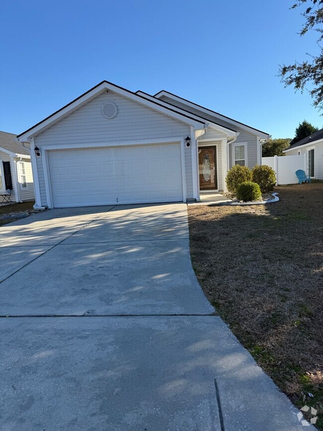 Building Photo - Lovely 3 bedroom 2 bath home located in th...