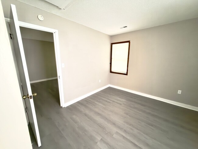Photo - 2146 Charles St