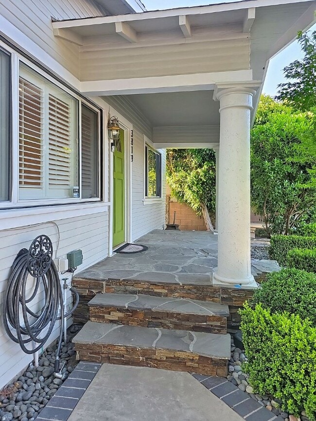 3819 S Van Ness Ave