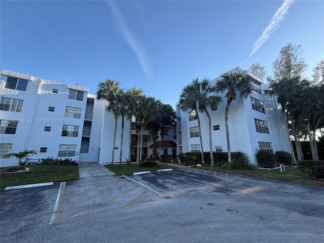 Building Photo - 9470 Live Oak Pl Unit 104