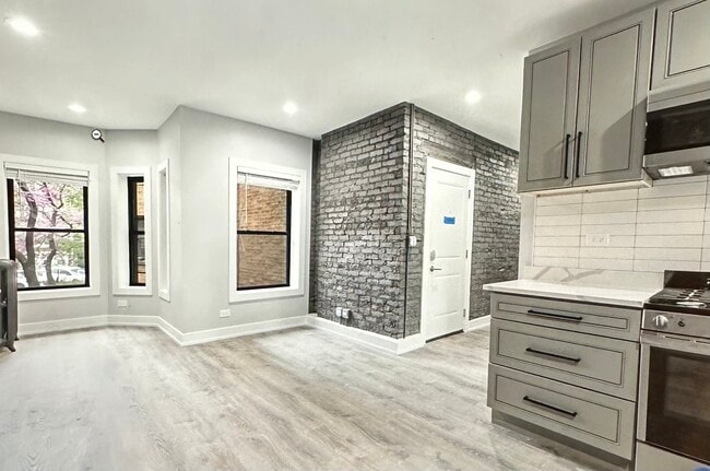 Building Photo - 7742 N Eastlake Ter Unit 1e Rental