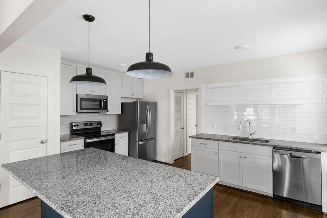 Photo - Greenview Apartments - Forest Park