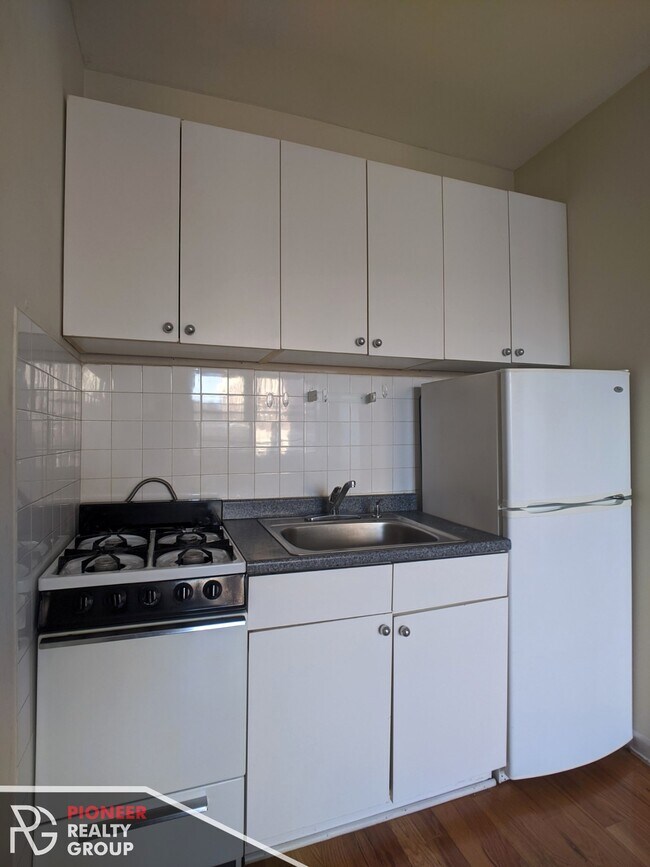 Photo - 1050 W George St Unit 202