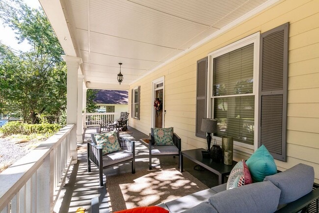 Photo - 1084 Sanders Ave SE