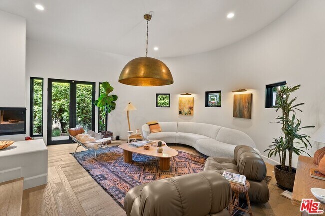 Photo - 2065 Watsonia Terrace