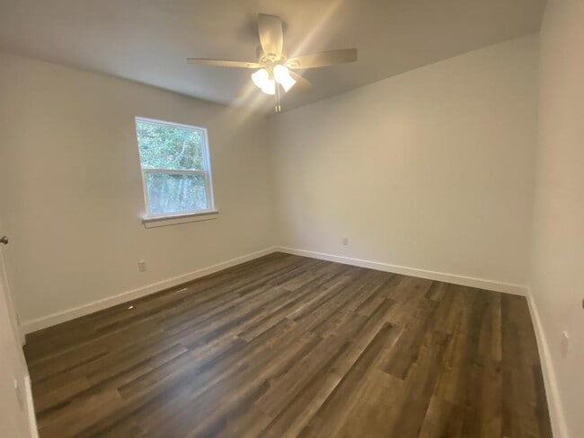 Photo - 818 Airport Rd